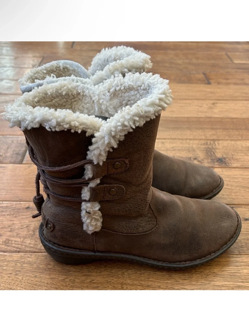 UGG Akadia Boots Stout Brown Leather Shearling Lined Size 8